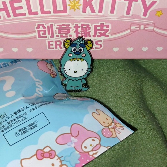NEW Sanrio Cinnamaroll, enameled brooch and Surprise Eraser - Picture 6 of 10